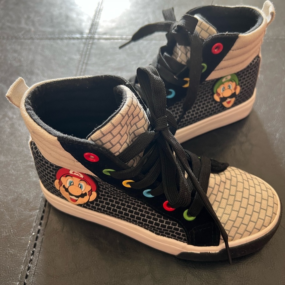 GroundUp Nintendo High-Top Sneakers - Kids Size 1